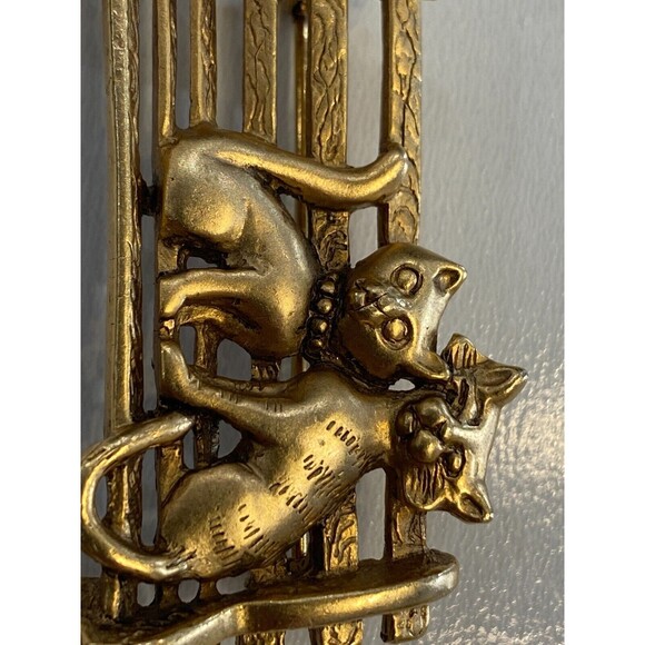 Vintage AJC Signed Cats on Park Bench Gold Tone Brooch Pin - Picture 2 of 5
